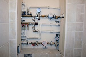 При закрытом способе разводки водопровода, все основные элементы должны быть доступны.