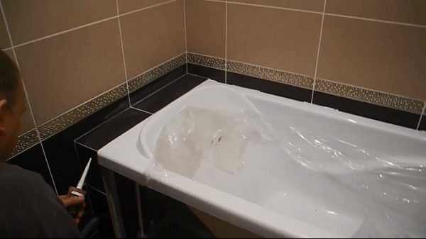 Полка для заделки щели между ванной и стеной