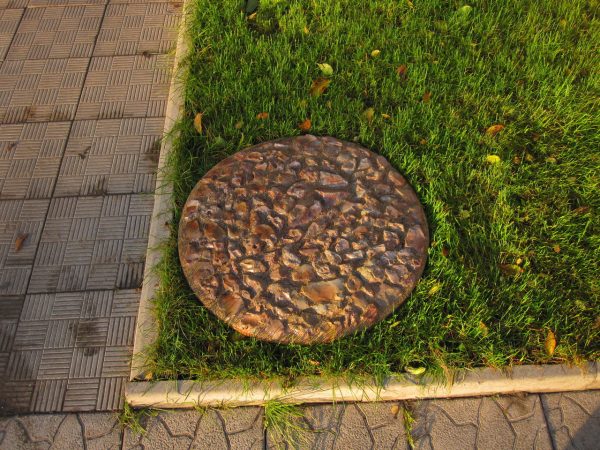 декор крышки септика своими руками
