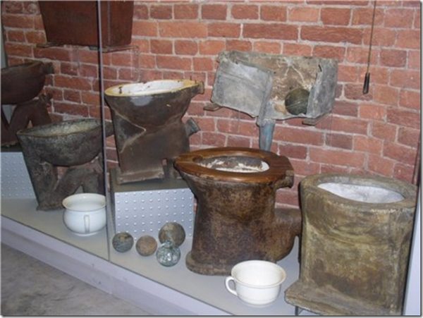 Самые старые унитазы