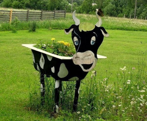 Цветник из старой ванны