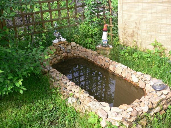 Пруд из старой ванны