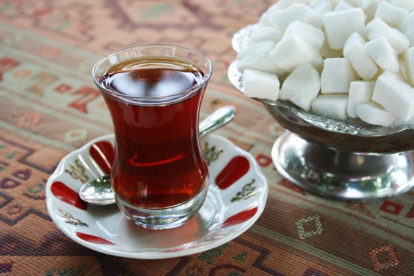 Чашка чёрного чая с сахаром